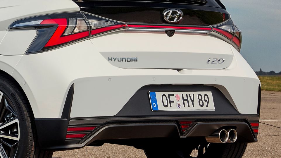 Zadní světla nového Hyundai i20 N Line. Jejich součástí je i trojúhelníková mlhovka.