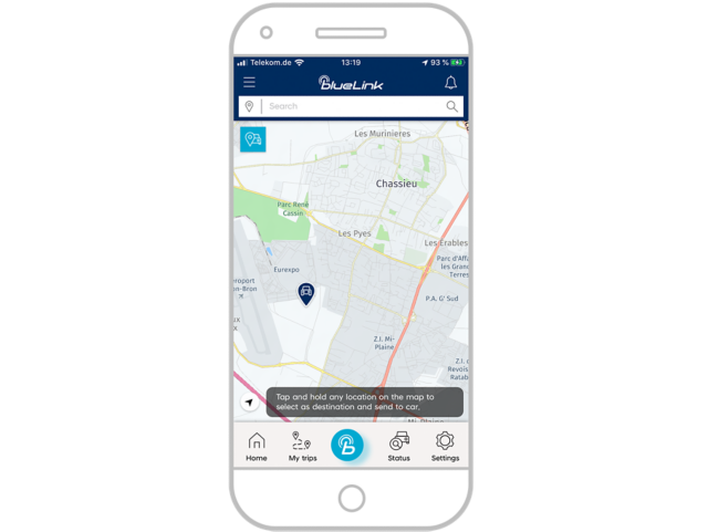 Screenshot aplikace Bluelink na iPhone: najdi zaparkované auto.
