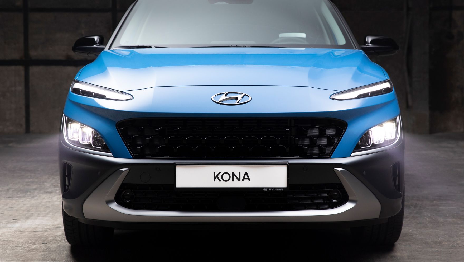Čelní pohled na nový Hyundai Kona v barvě Surfy Blue.