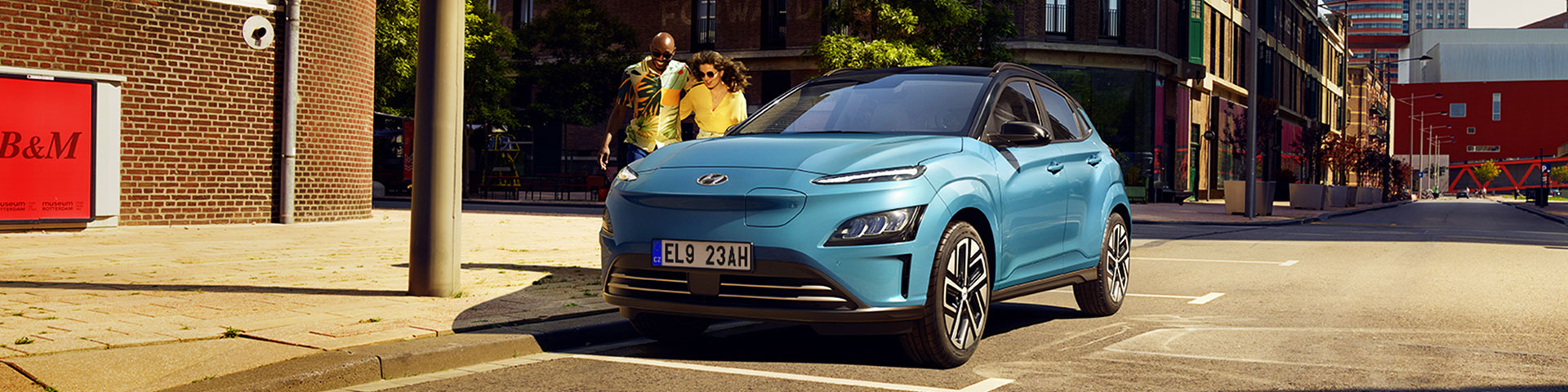 Nové kompaktní SUV Hyundai Kona Electric zaparkované na ulici.