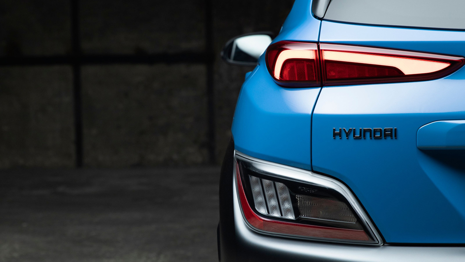 Pohled zezadu na nové kompaktní SUV Hyundai Kona Hybrid s novými elegantními zadními svítilnami.