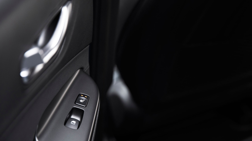 Ovládací prvky pro otvírání oken a vyhřívání sedadel v novém kompaktním SUV Hyundai Kona Hybrid.
