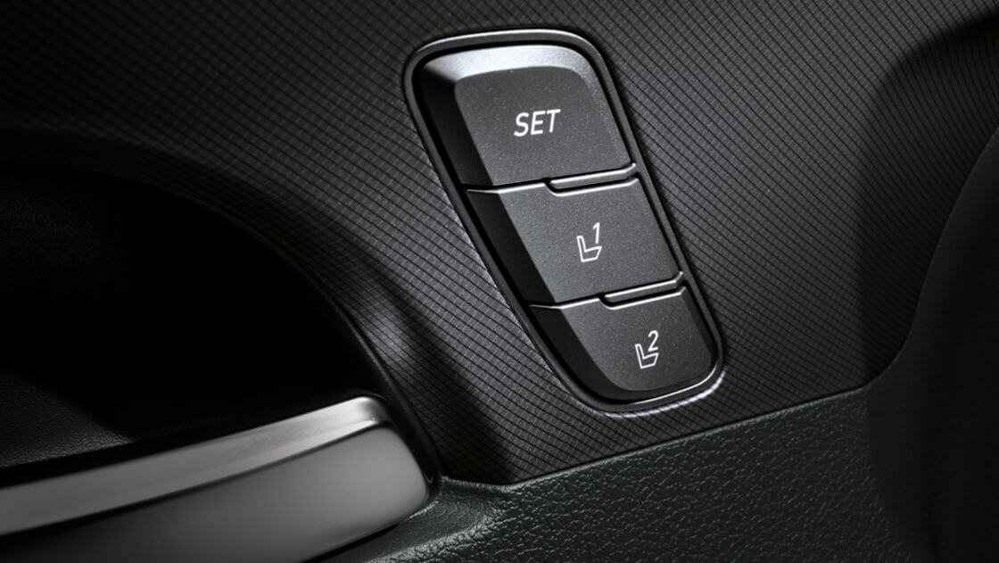 Ovládací prvky paměti pro nastavení sedadel v novém sedmimístném SUV Hyundai Santa Fe Hybrid.