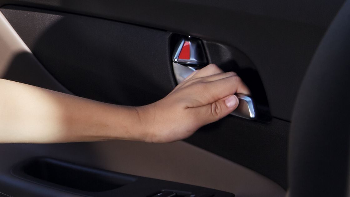 Klika dveří v novém sedmimístném SUV Hyundai Santa Fe Hybrid s asistentem pro bezpečné vystupování SEA.