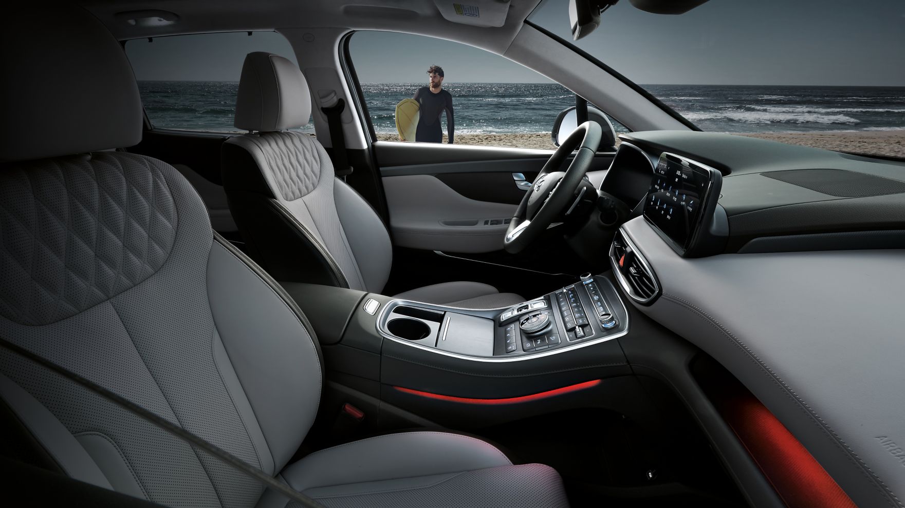 Pohled do interiéru nového sedmimístného SUV Hyundai Santa Fe Plug-in Hybrid do prostoru předních sedadel.