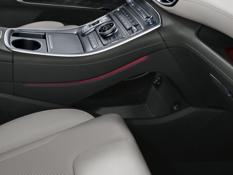 Pohled na přihrádku pod středovou konzolou v interiéru nového SUV Hyundai Santa Fe Plug-in Hybrid.