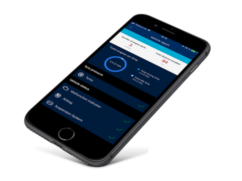 Pohled na chytrý telefon s aktivní aplikací Hyundai Bluelink® poskytující služby pro síťově propojený automobil.