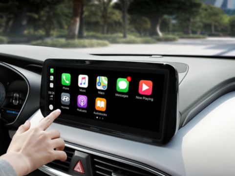 Uživatelská plocha Apple Car Play a Android Auto na displeji v novém sedmimístném SUV Hyundai Santa Fe Plug-in Hybrid.