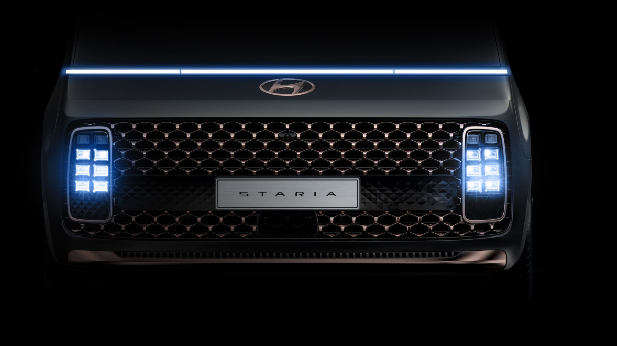 Detailní pohled na krychlovité full-LED světlomety Hyundai Staria.