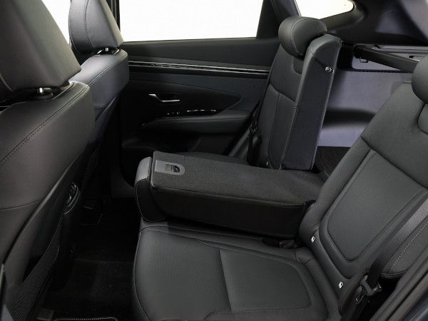Variabilně sklopná zadní sedadla v úplně novém kompaktním SUV Hyundai TUCSON Hybrid.