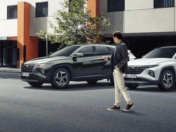 Dálkově ovládaný autonomní parkovací asistent (RSPA) ve zcela novém kompaktním SUV Hyundai TUCSON Hybrid.