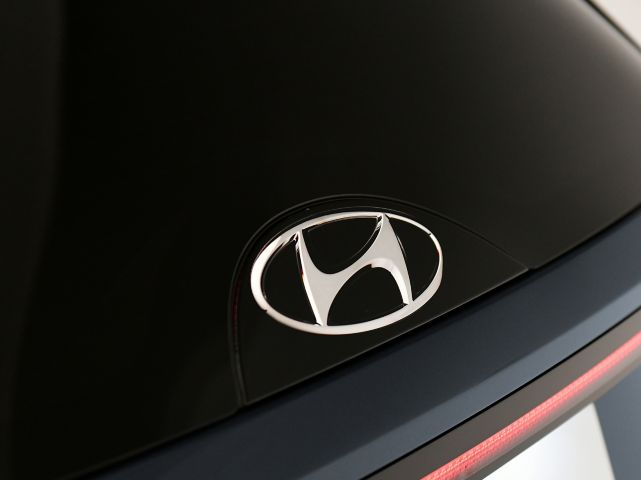 High-tech skleněné logo na zadní straně zcela nového kompaktního SUV Hyundai TUCSON Plug-in Hybrid.