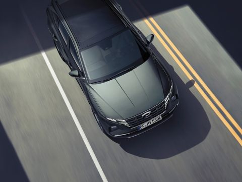 Asistent pro jízdu v pruzích (LFA) v úplně novém kompaktním SUV Hyundai TUCSON Plug-in Hybrid.
