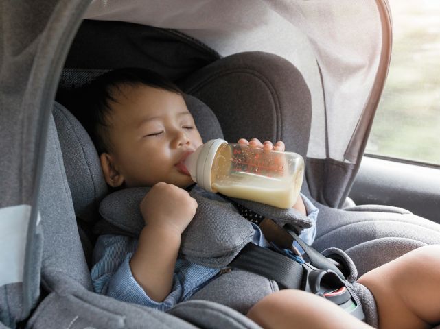 Dítě, sedící ve zcela novém SUV Hyundai TUCSON Plug-in Hybrid, s upozorněním na pasažéra vzadu.