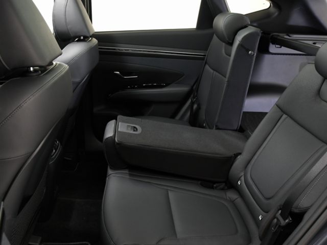 Variabilně sklopná zadní sedadla v úplně novém kompaktním SUV Hyundai TUCSON Plug-in Hybrid.